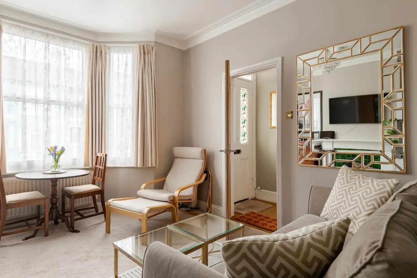 Deco Studio: King Bed, Kitchenette, Stylish & Comfortable Brighton